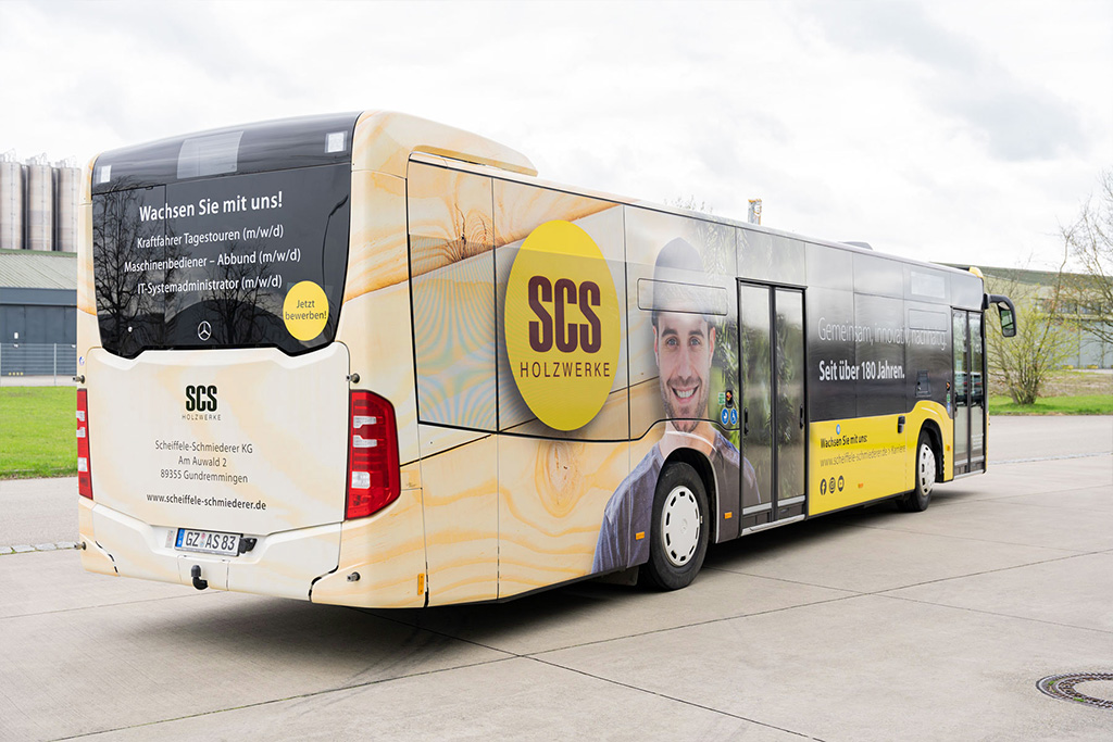 Bus im SCS- Design von schräg hinten