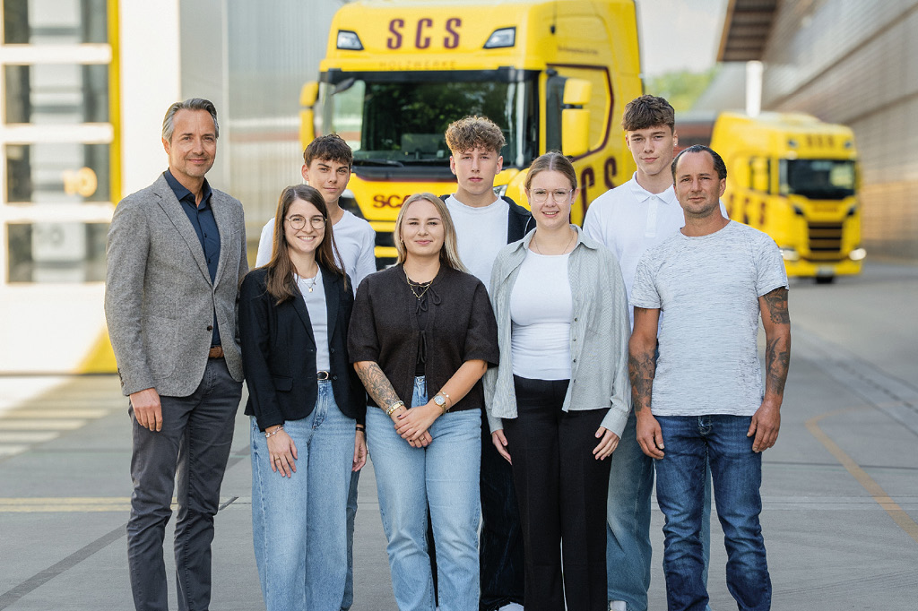 Die neuen SCS-Auszubildenden 2026 gemeinsam mit ihren Ausbildungsleitern und Karl Schmiederer zum Ausbildungsstart bei SCS.
